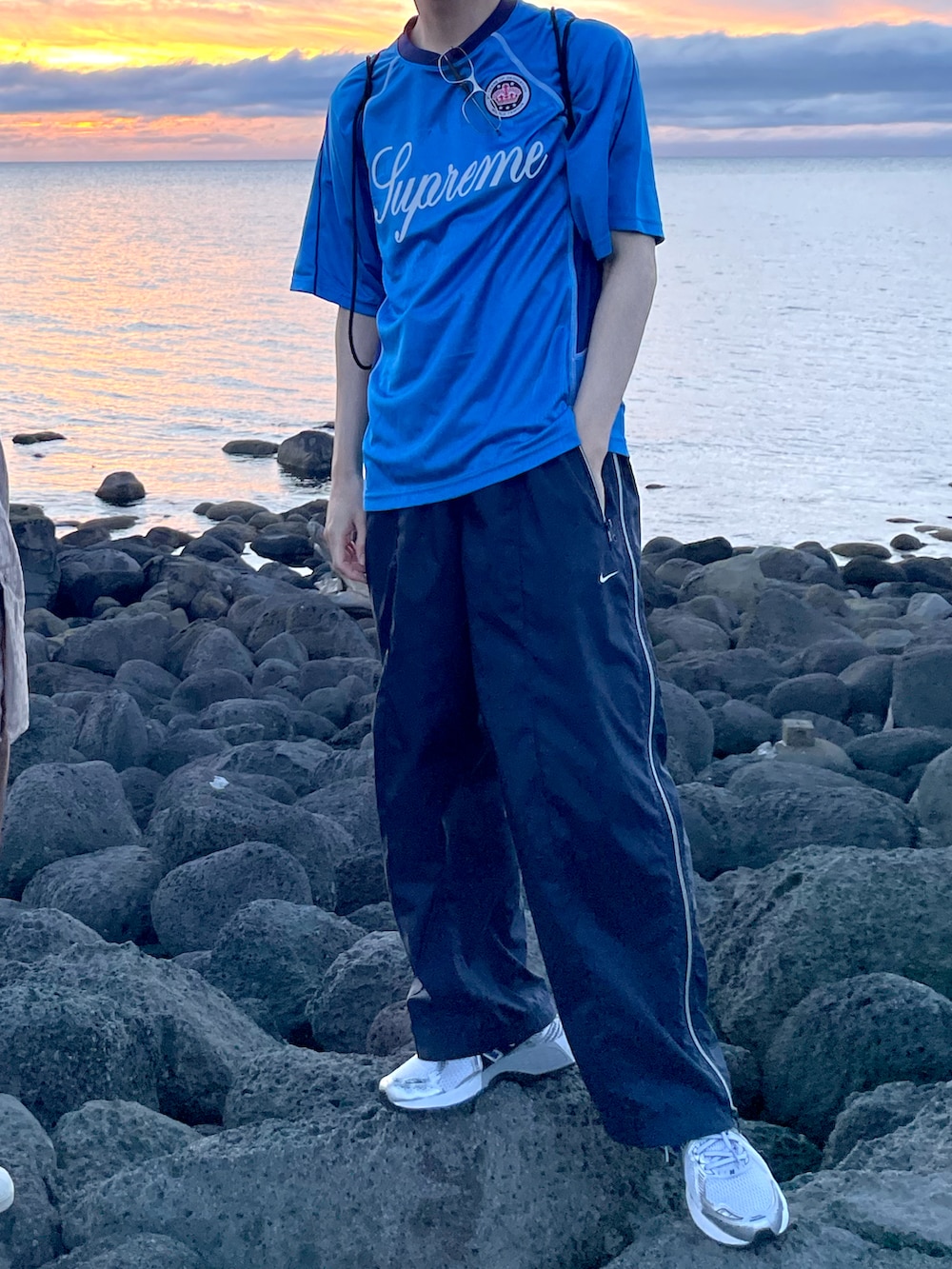 ブルー系のTシャツ/カットソー、ブルー系のその他パンツ、シルバー系のスニーカーを着用したメンズの夏コーディネートの2枚目の写真