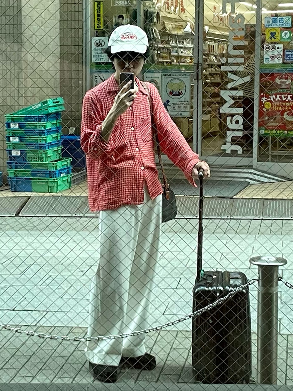 レッド系のシャツ/ブラウス、グリーン系のボストンバッグ、ホワイト系のパンツを着用したメンズの冬コーディネートの2枚目の写真