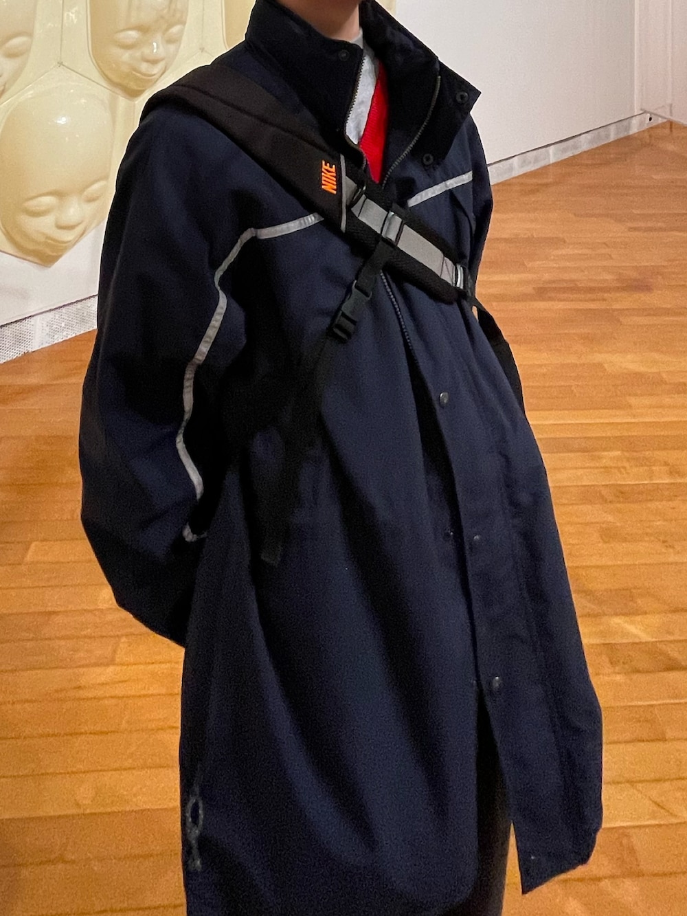 ブルー系のマウンテンパーカー、グレー系のショルダーバッグ、グレー系のスラックスを着用したメンズの春コーディネートの2枚目の写真