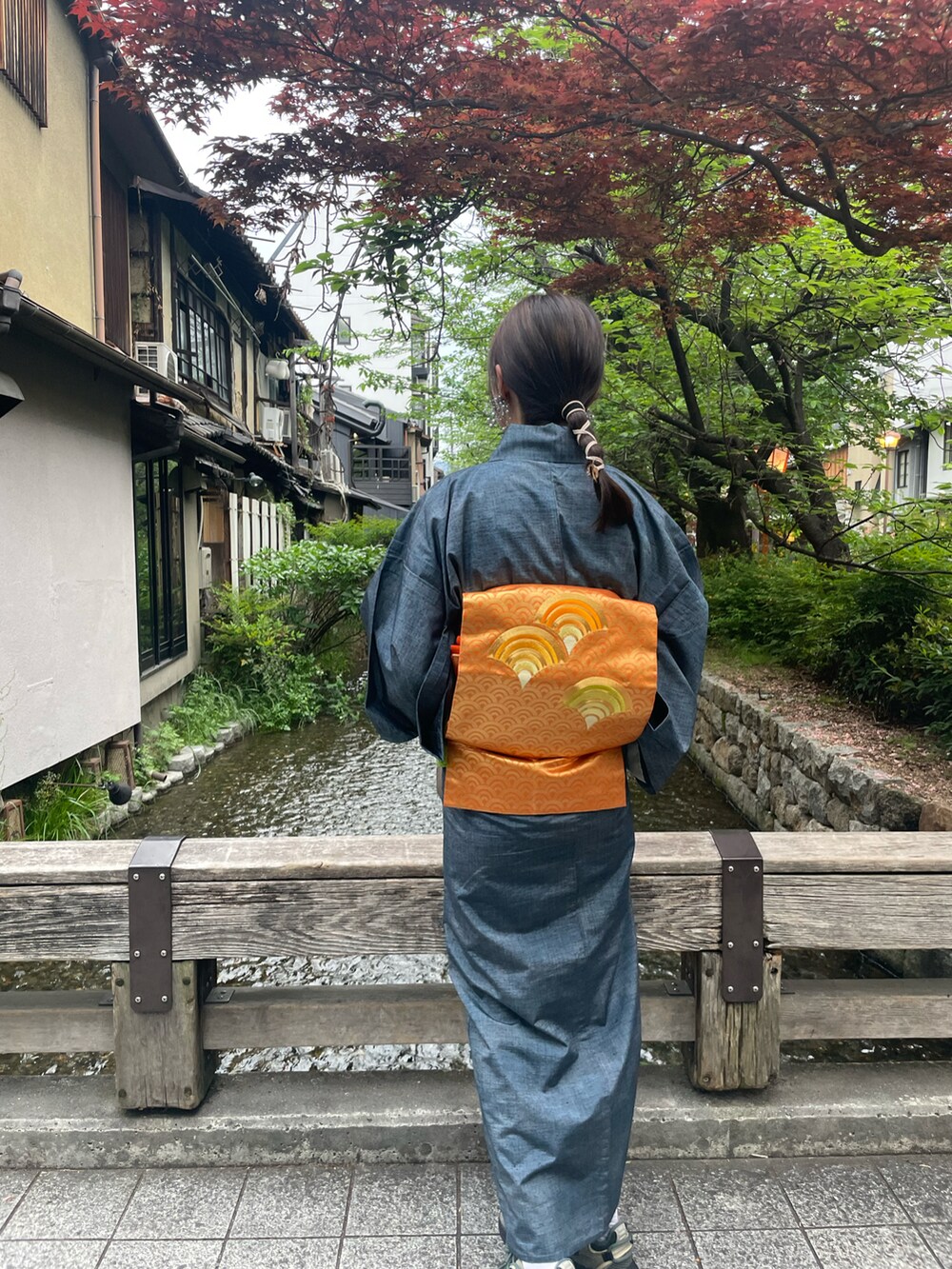 シルバー系のハンドバッグ、グリーン系のスニーカー、ブルー系の着物を着用したレディースの春コーディネートの2枚目の写真