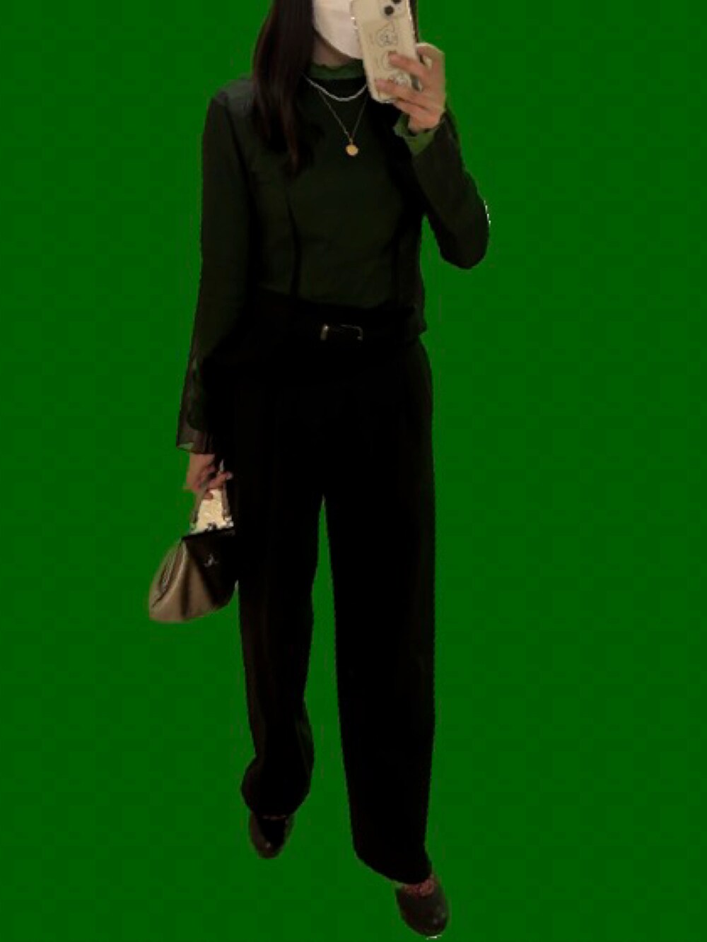 ブラック系のスラックス、ブラック系のその他トップス、シルバー系のハンドバッグを着用したレディースの冬コーディネートの2枚目の写真