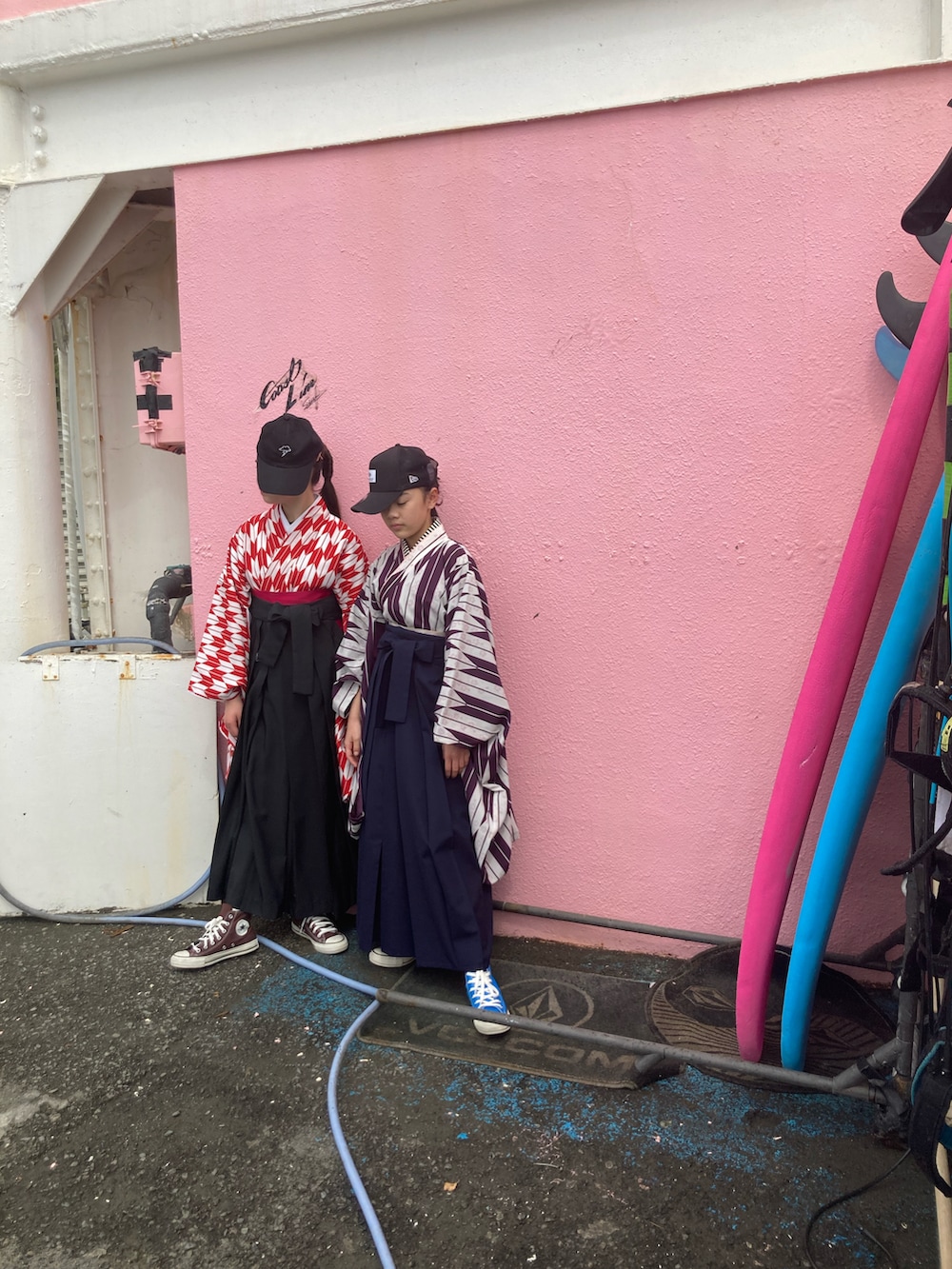 ブルー系のスニーカー、ブラウン系のスニーカーを着用したキッズの春コーディネートの2枚目の写真