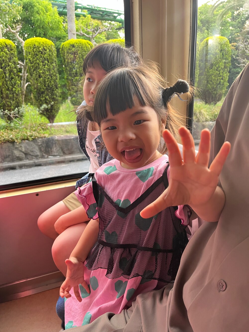 ブルー系のワンピース、ブルー系のワンピース、グリーン系のスカートを着用したキッズの冬コーディネートの2枚目の写真