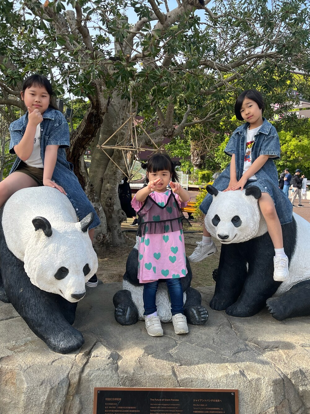 ブルー系のワンピース、ブルー系のワンピース、グリーン系のスカートを着用したキッズの冬コーディネートの3枚目の写真