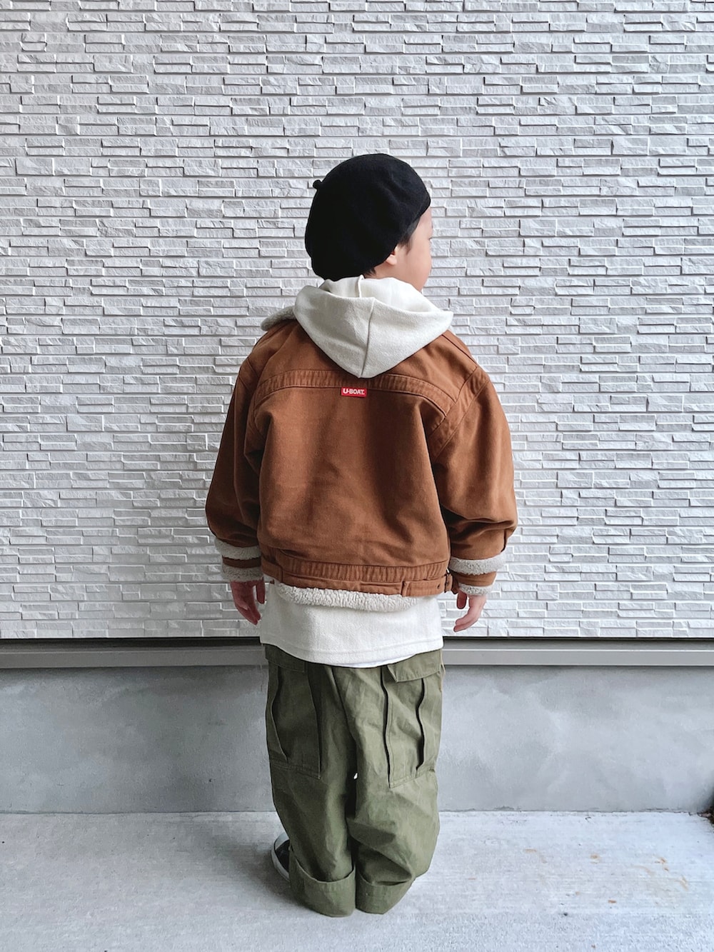 「休日コーデ、あったかコーデ、ボアジャケット、古着MIX、メキシカンパーカー、レイヤードスタイル、カーゴパンツ、ビッグシルエット、アメカジ」｜「14+のキッズシンプルコットンベレー帽（ハンチング/ベレー帽、ブラック系）」を使った、kotaroさん（キッズ・110cm）の冬コーディネートの2枚目の写真