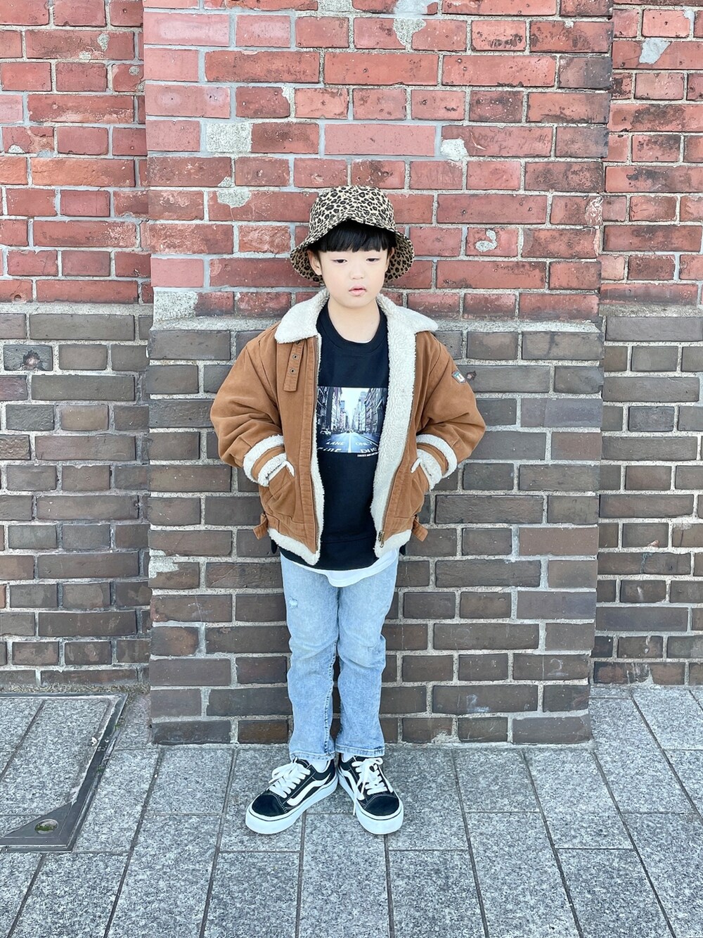 「キッズコーデ、ビッグシルエット、ムートンジャケット、古着MIX、スウェット、スキニーデニム、ストリート、バケットハット、レオパード、VANS」|「CIAOPANIC TYPYの【KIDS】レオパードバケットハット(ハット、ブラウン系)」を使った、kotaroさん(キッズ・110cm)の冬コーディネートの2枚目の写真