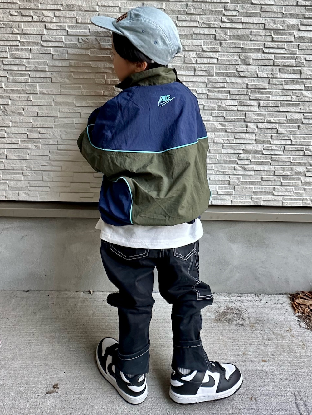 「キッズコーデ、男の子コーデ、キャップ、ハーフジップ、アノラック、オーバーサイズ、レイヤードスタイル、ストリート、NIKE」|「LEGURUS STANDARDのロゴ刺繍ジェットキャップ(キャップ、ブルー系)」を使った、kotaroさん(キッズ・122cm)の冬コーディネートの2枚目の写真