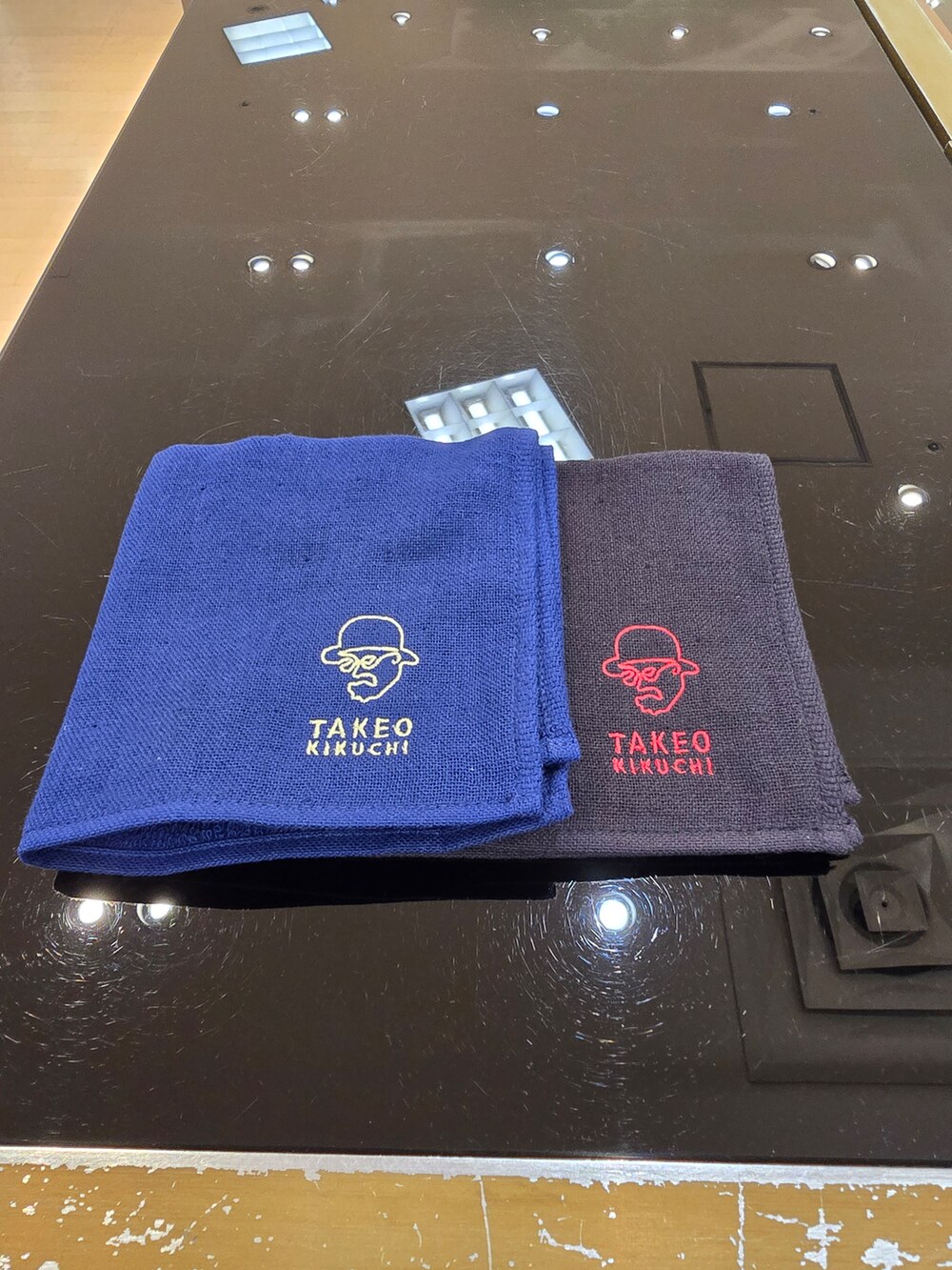 ブラック系のその他小物、ブルー系のその他小物を着用したメンズの夏コーディネートの2枚目の写真