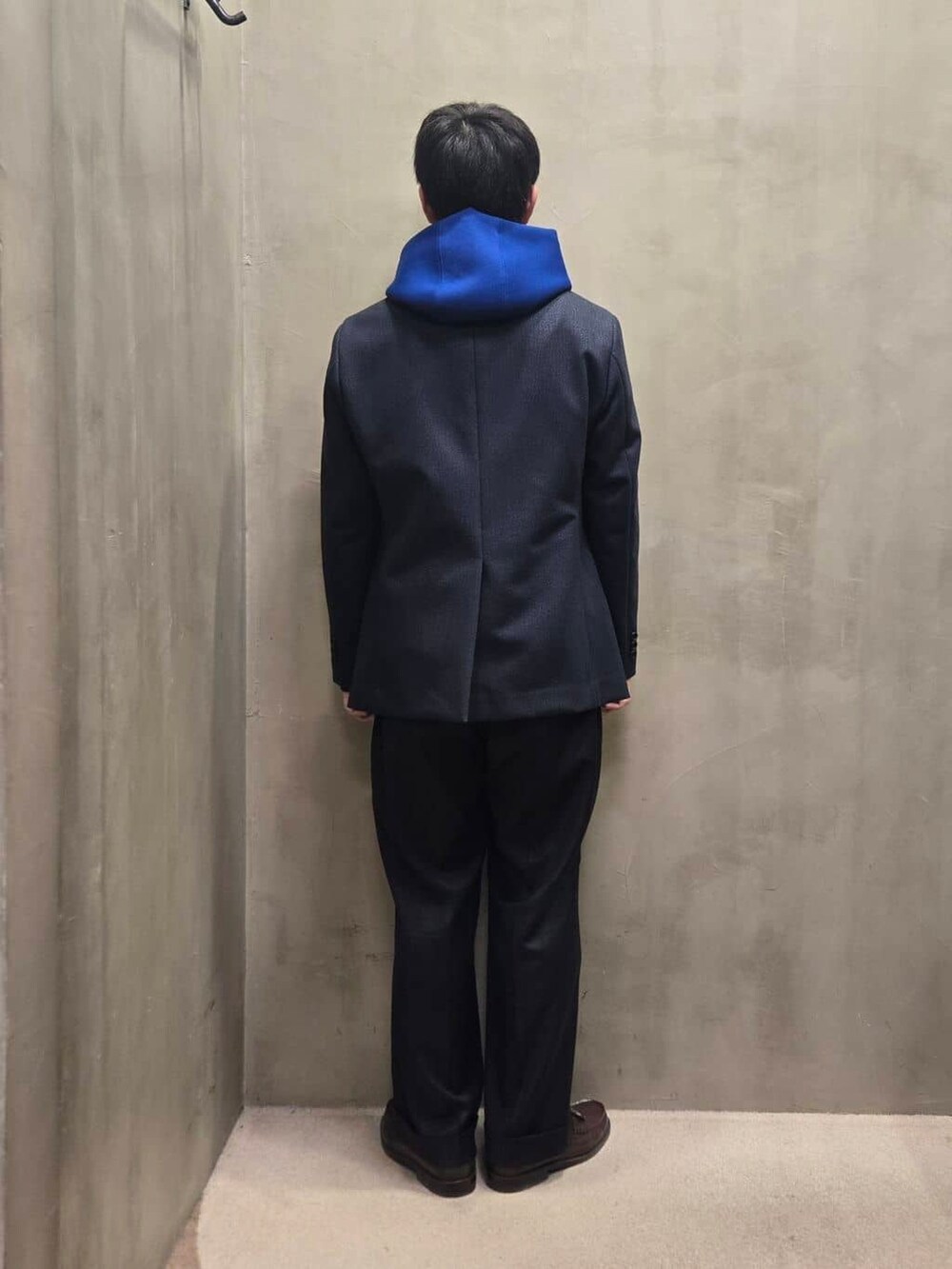 ブルー系のテーラードジャケットを着用したメンズの秋コーディネートの3枚目の写真