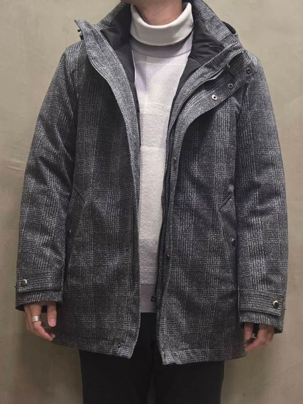 グレー系のブルゾン、グレー系のスラックスを着用したメンズの秋コーディネートの5枚目の写真