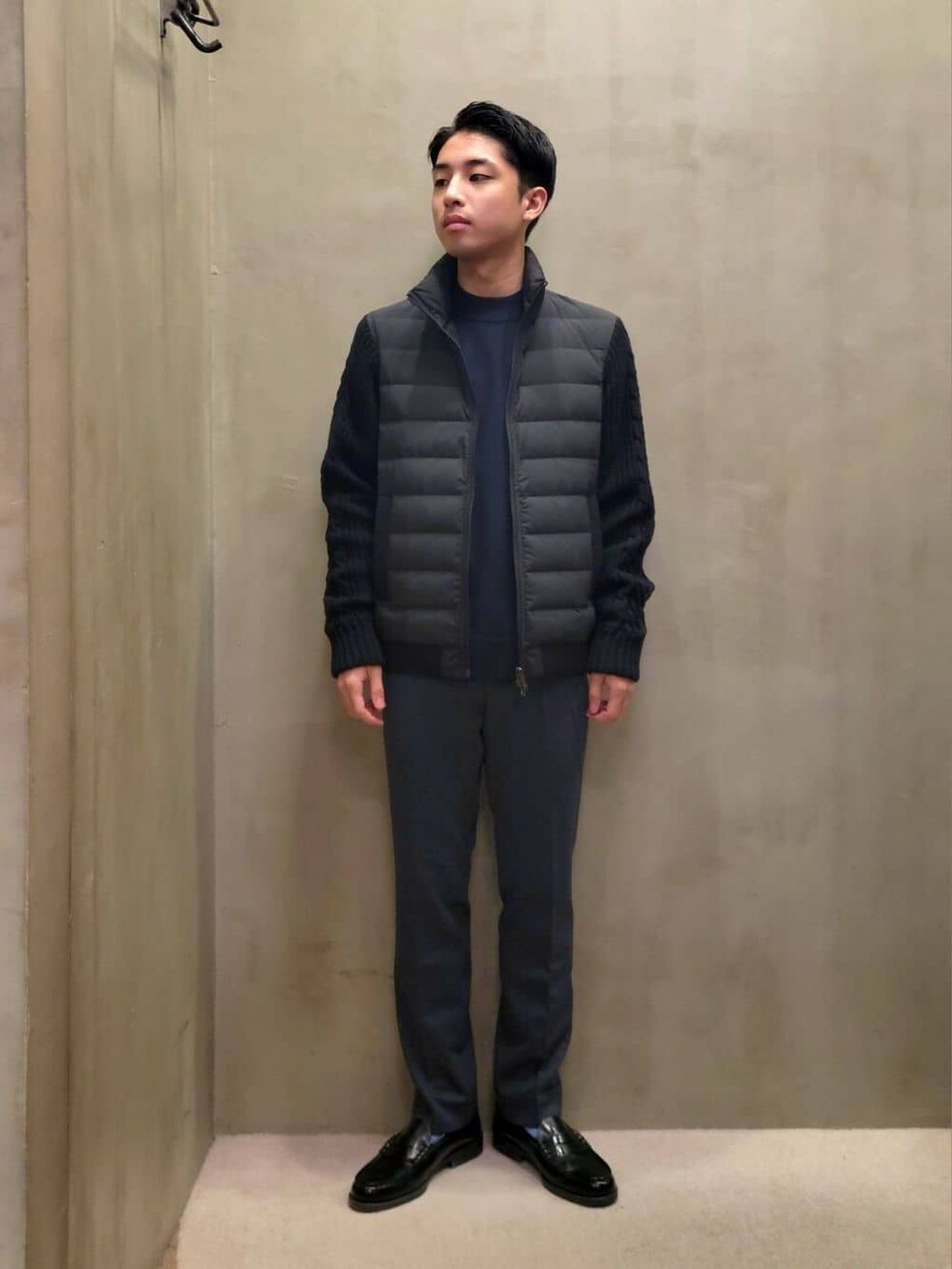 ブルー系のスラックスを着用したメンズの秋コーディネートの2枚目の写真