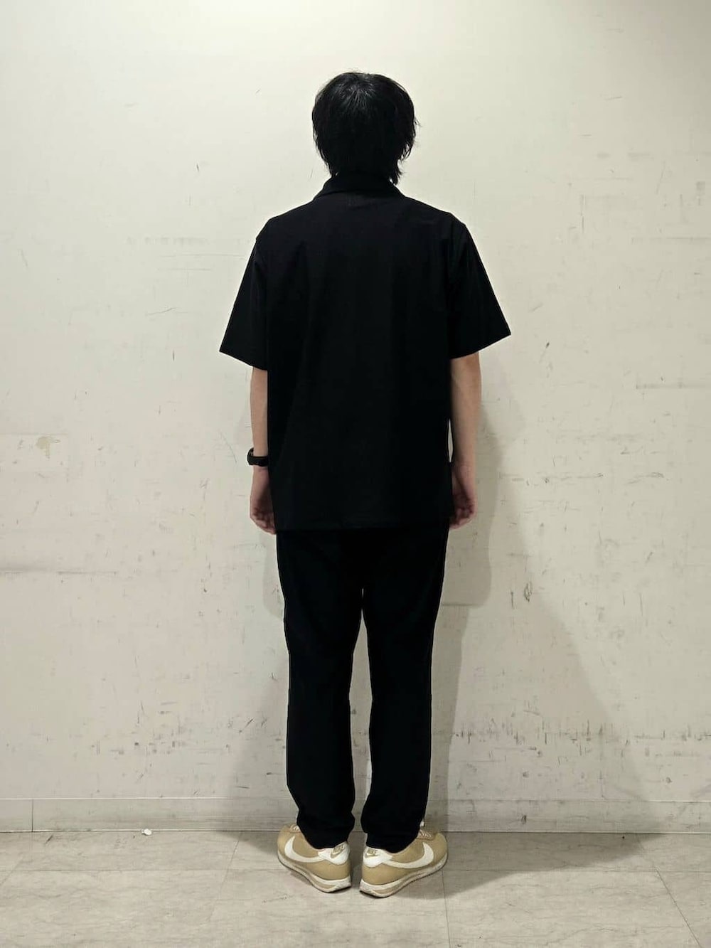 ブラック系のシャツ/ブラウス、ブラック系のスラックスを着用したメンズの夏コーディネートの3枚目の写真