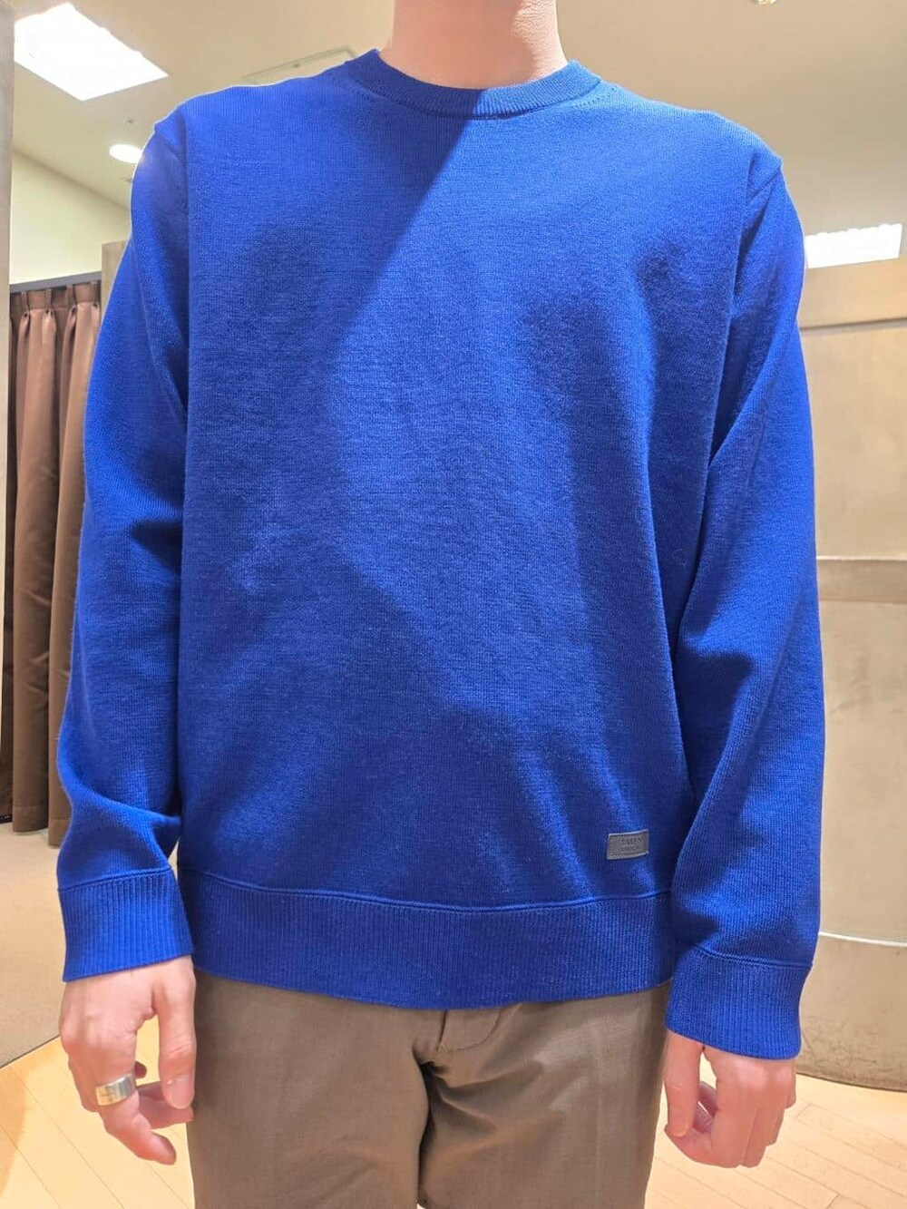 ブルー系のブルゾンを着用したメンズの冬コーディネートの9枚目の写真