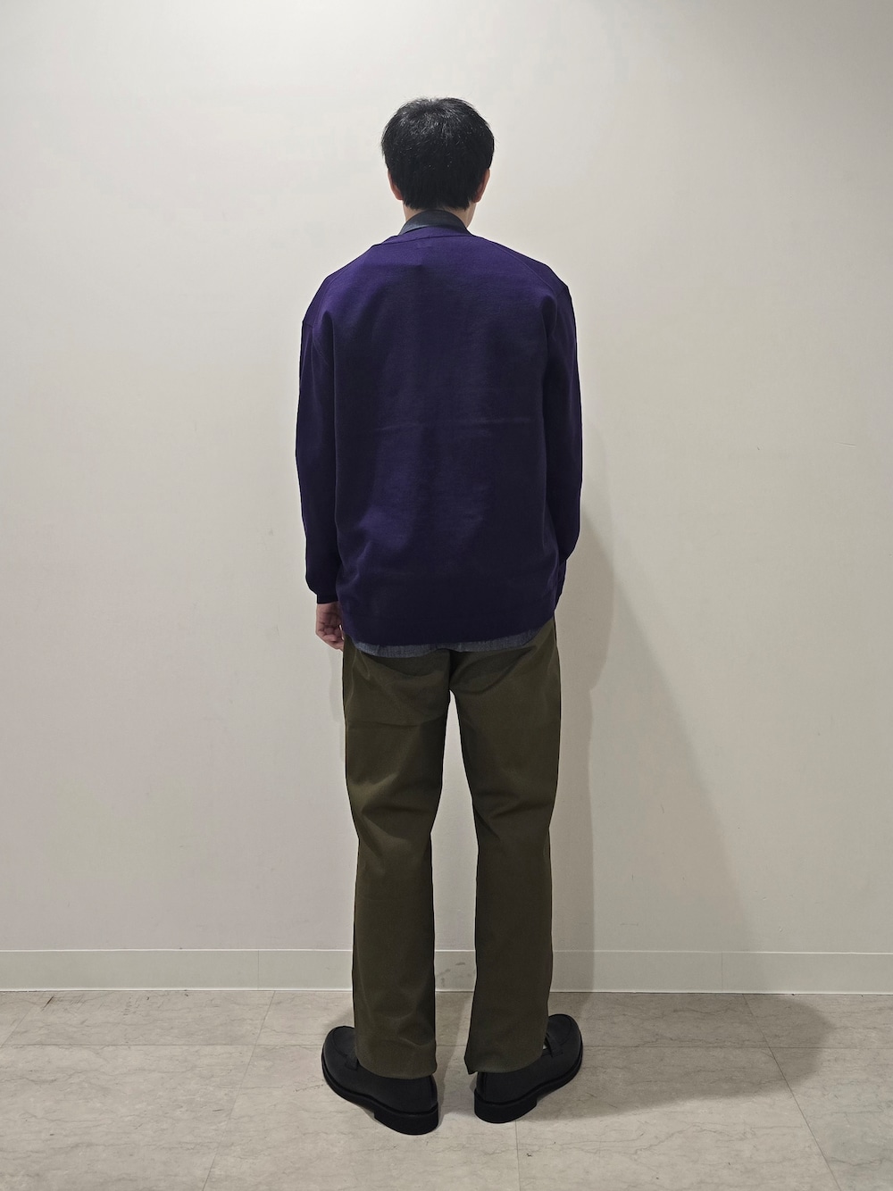 ブルー系のシャツ/ブラウス、パープル系のカーディガン/ボレロ、グリーン系のスラックスを着用したメンズの秋コーディネートの6枚目の写真