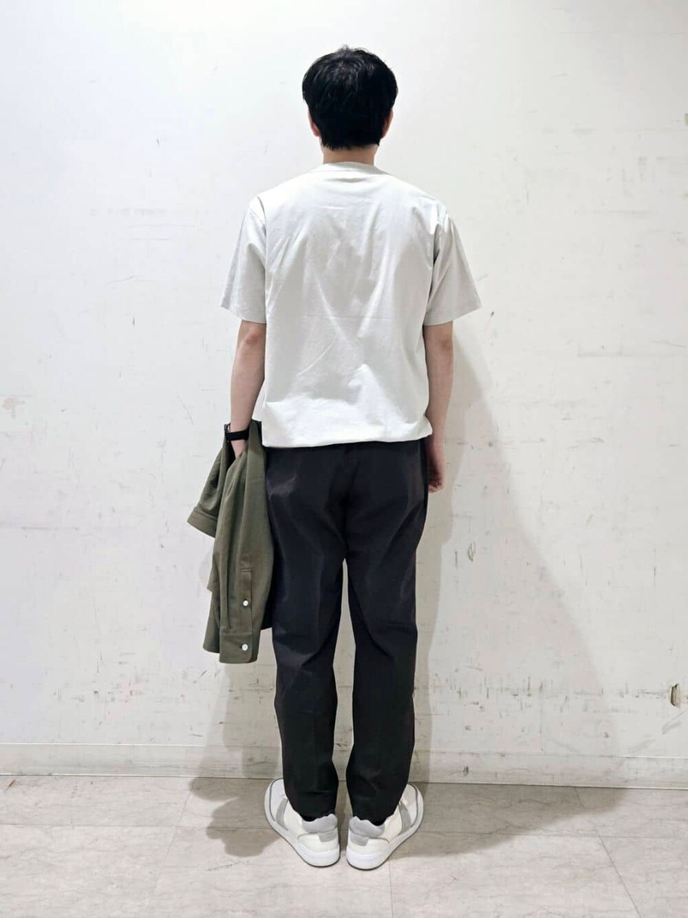 グレー系のTシャツ/カットソーを着用したメンズの春コーディネートの8枚目の写真