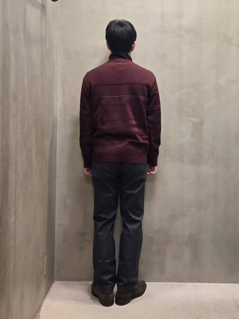グレー系のスラックスを着用したメンズの冬コーディネートの3枚目の写真