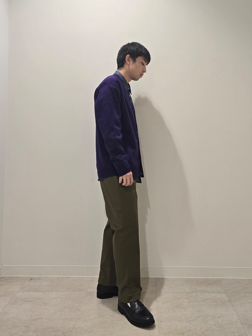 ブルー系のシャツ/ブラウス、パープル系のカーディガン/ボレロ、グリーン系のスラックスを着用したメンズの秋コーディネートの4枚目の写真