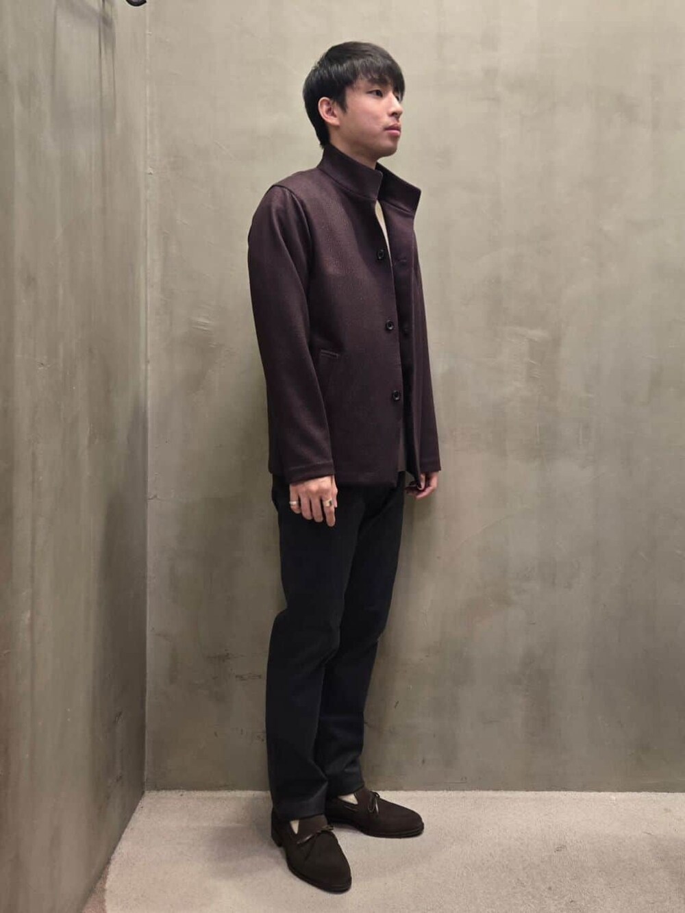 レッド系のブルゾン、グレー系のスラックスを着用したメンズの秋コーディネートの2枚目の写真