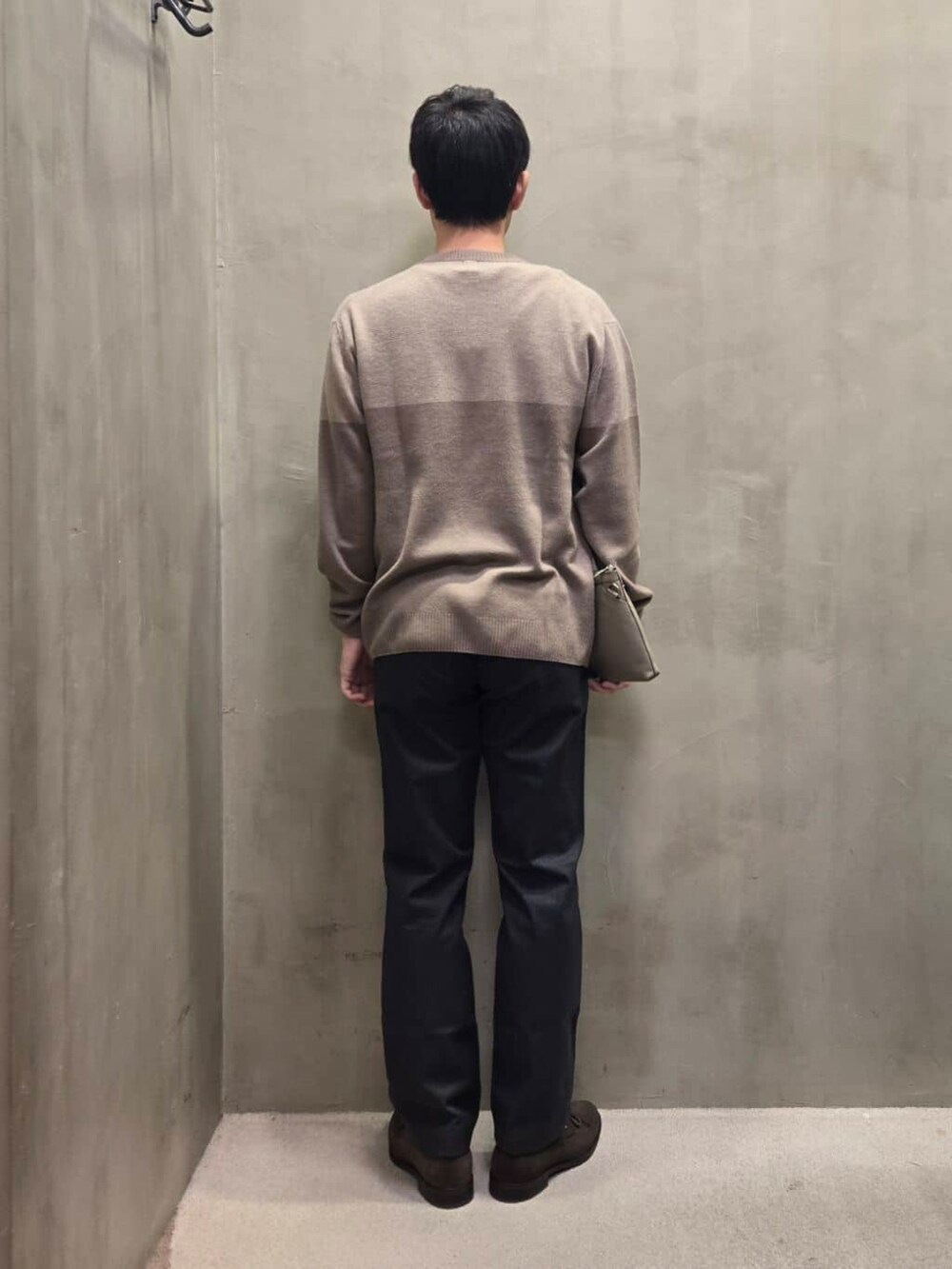 グレー系のスラックスを着用したメンズの秋コーディネートの3枚目の写真
