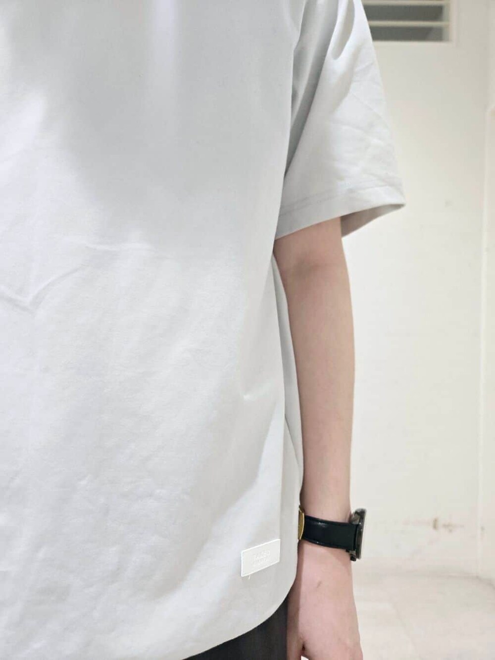 グレー系のTシャツ/カットソーを着用したメンズの春コーディネートの9枚目の写真