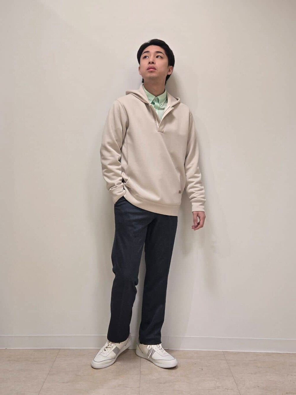 グリーン系のシャツ/ブラウスを着用したメンズの冬コーディネートの2枚目の写真