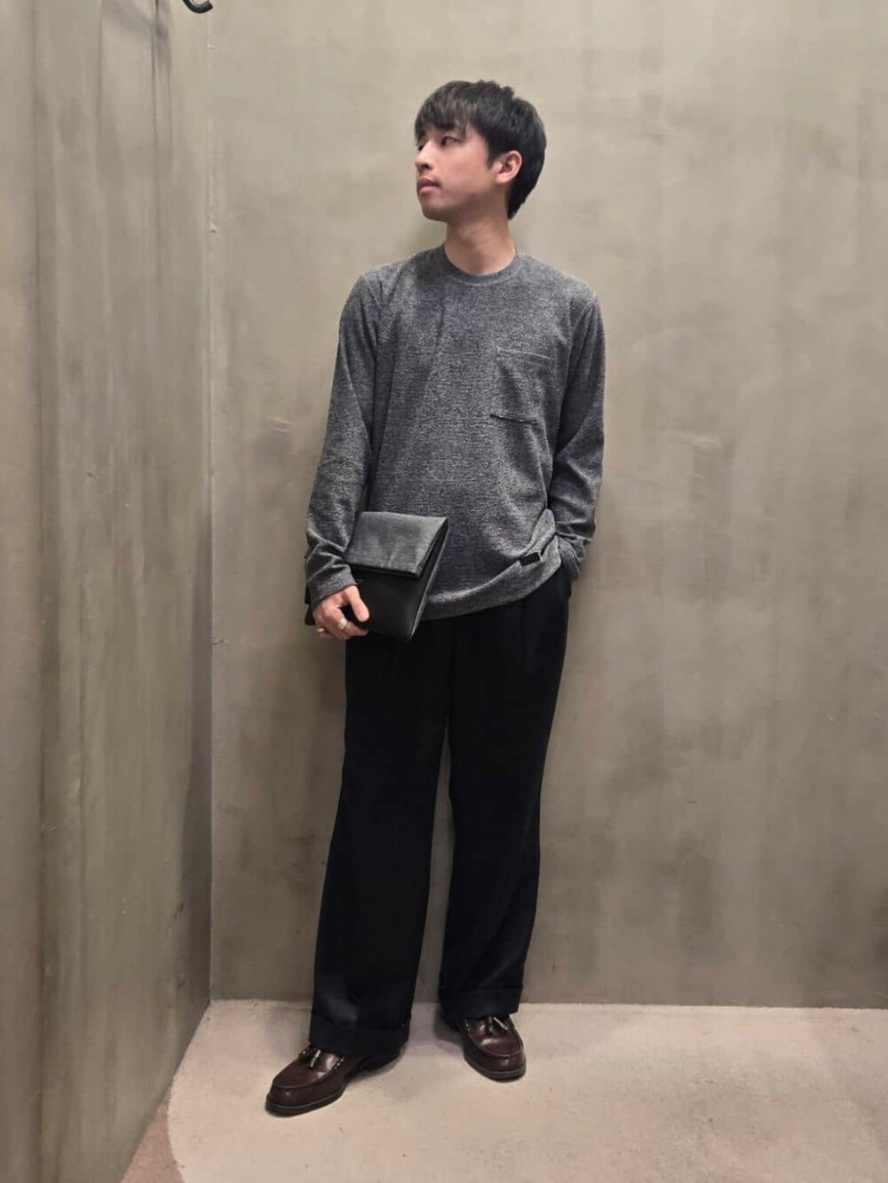 グレー系のクラッチバッグを着用したメンズの冬コーディネートの4枚目の写真