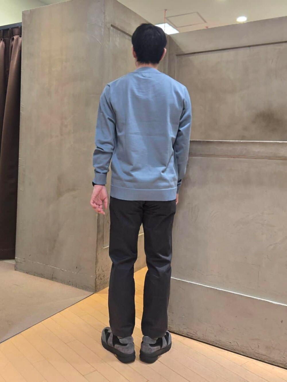グレー系のスラックスを着用したメンズの冬コーディネートの8枚目の写真