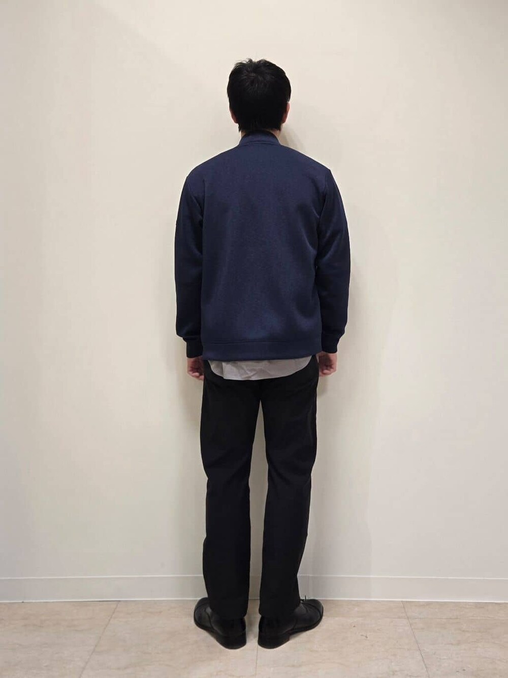 ブラック系のスラックス、ブラック系のドレスシューズを着用したメンズの冬コーディネートの3枚目の写真