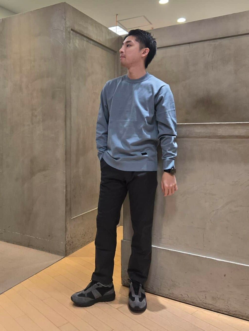 グレー系のスラックスを着用したメンズの冬コーディネートの7枚目の写真
