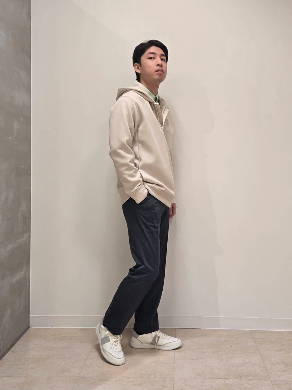 グリーン系のシャツ/ブラウスを着用したメンズの冬コーディネートの3枚目の写真