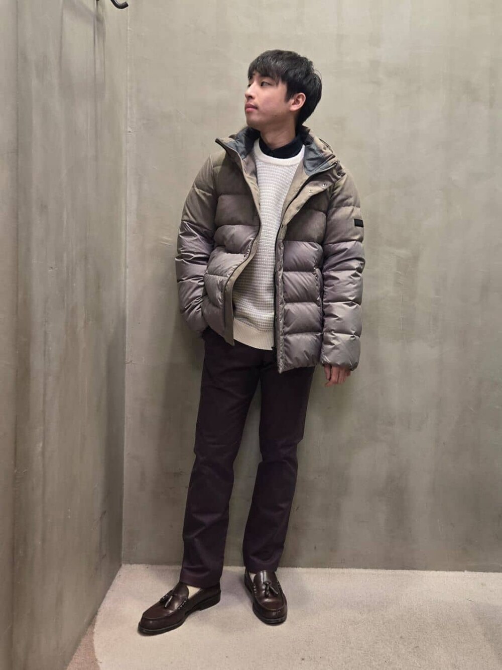 レッド系のスラックスを着用したメンズの冬コーディネートの4枚目の写真