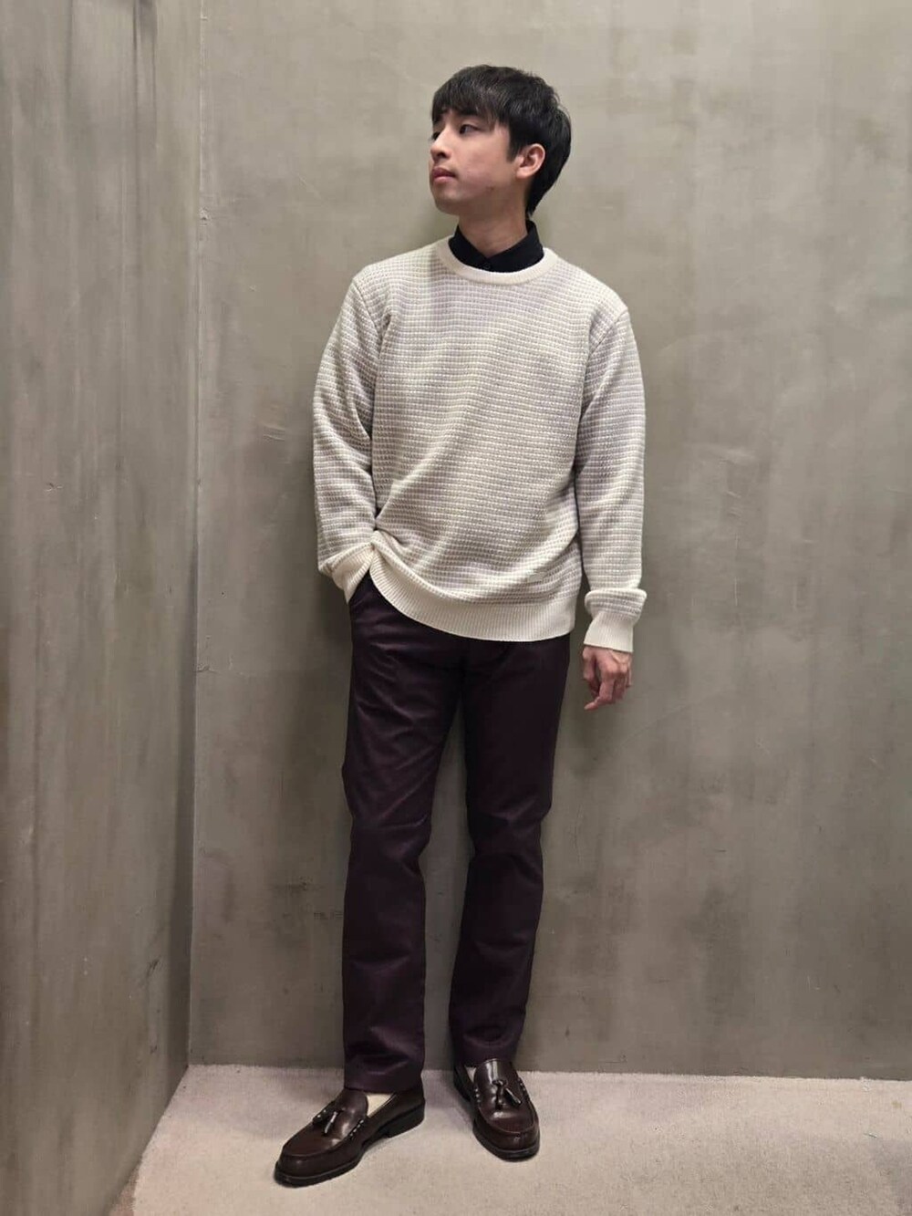 ブルー系のシャツ/ブラウス、レッド系のスラックスを着用したメンズの冬コーディネートの4枚目の写真
