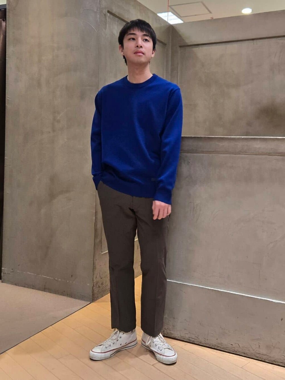 ブルー系のブルゾンを着用したメンズの冬コーディネートの7枚目の写真