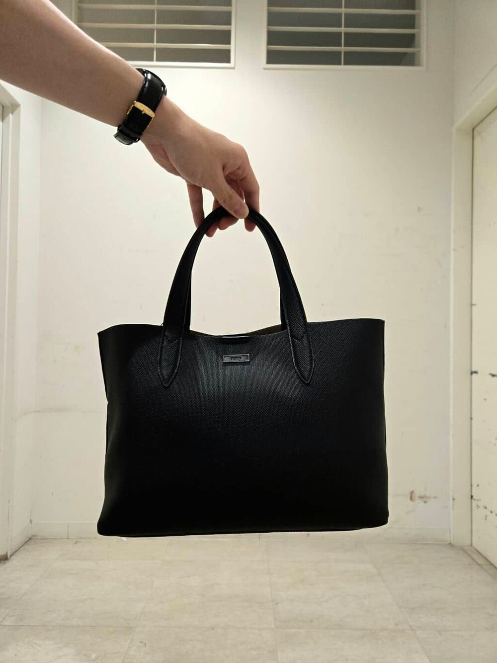 ブルー系のシャツ/ブラウス、ブラック系のスラックス、ブラック系のトートバッグを着用したメンズの夏コーディネートの8枚目の写真