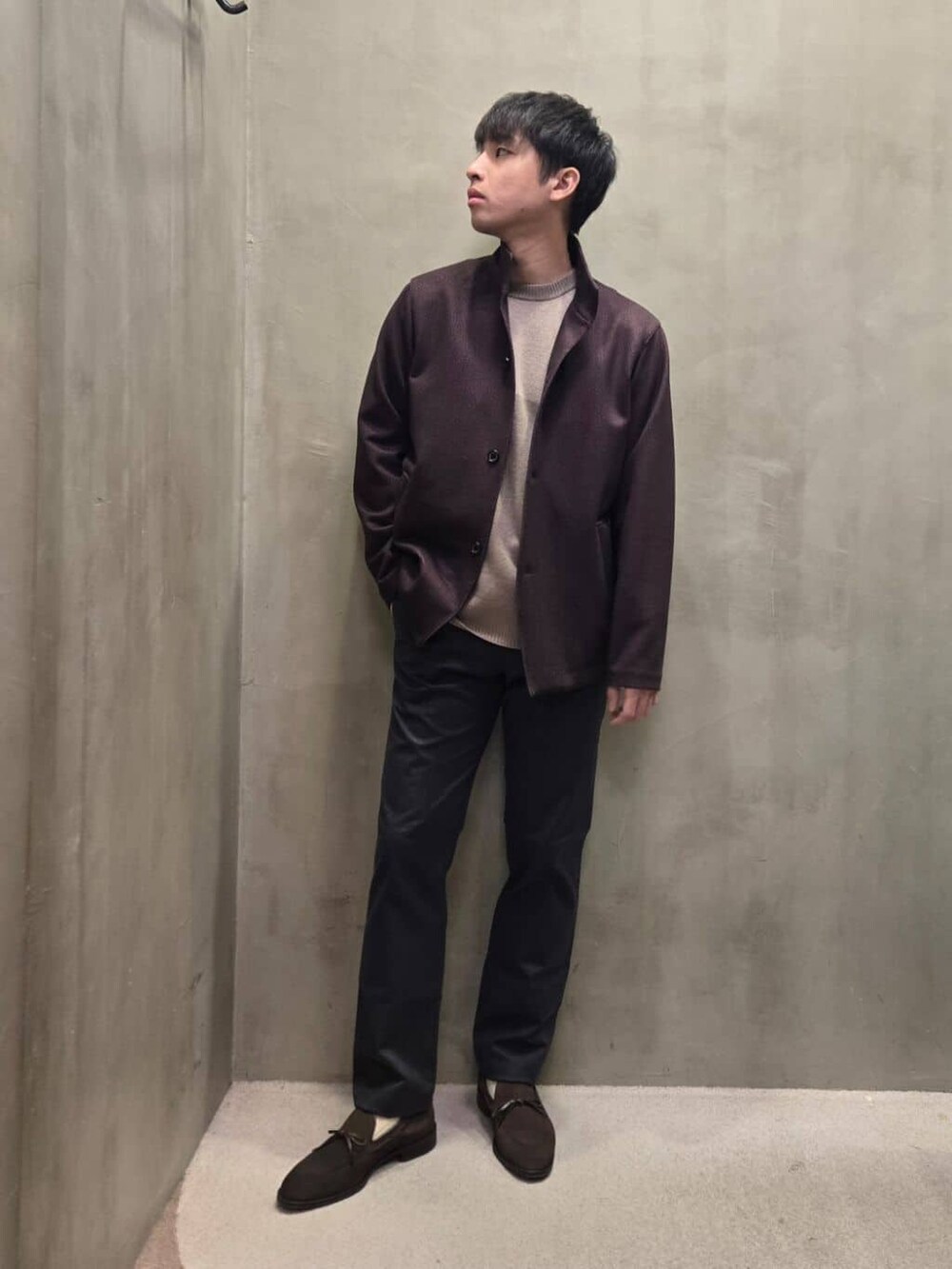 レッド系のブルゾン、グレー系のスラックスを着用したメンズの秋コーディネートの4枚目の写真