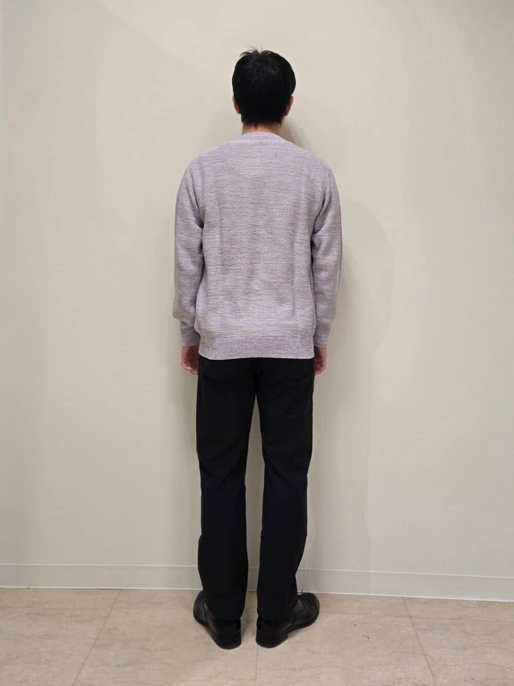 ブラック系のスラックス、ブラック系のドレスシューズを着用したメンズの冬コーディネートの9枚目の写真