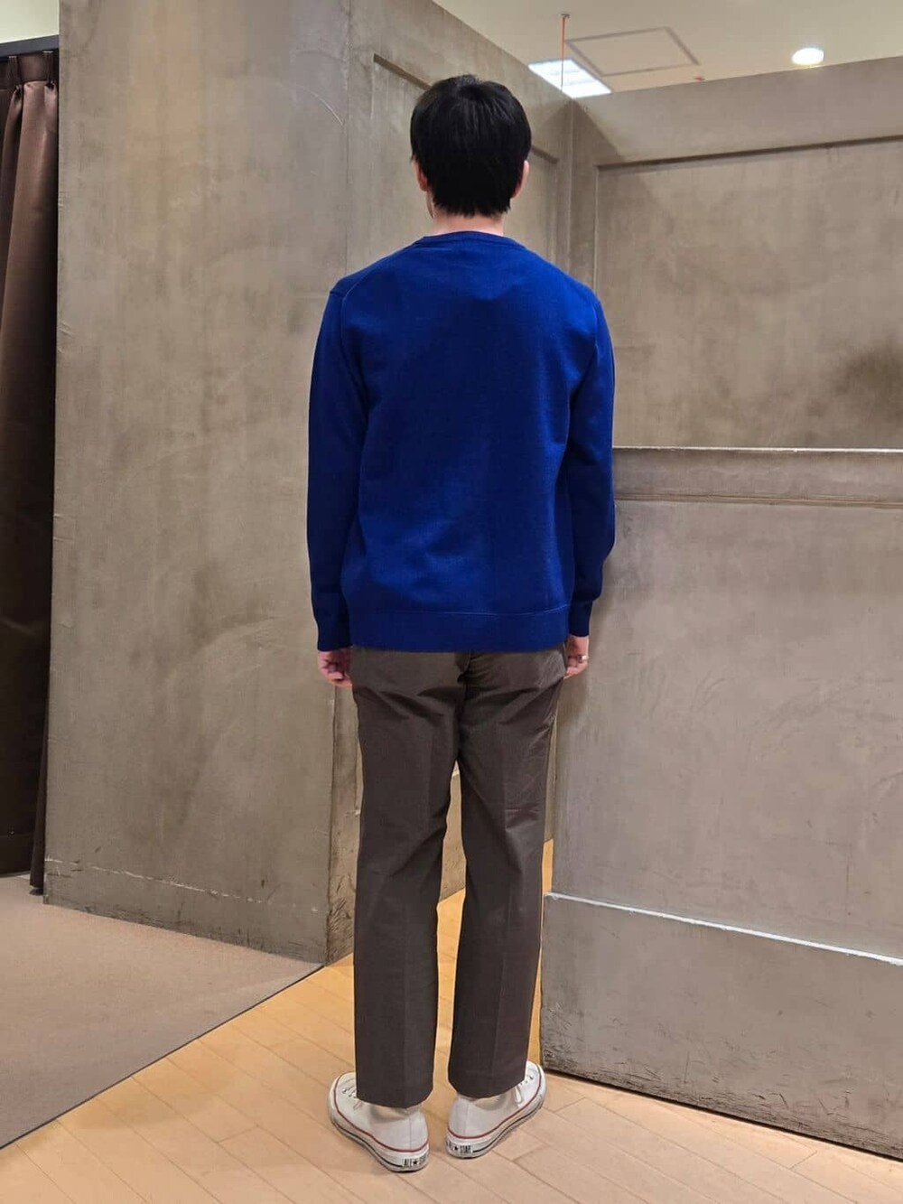 ブルー系のブルゾンを着用したメンズの冬コーディネートの8枚目の写真