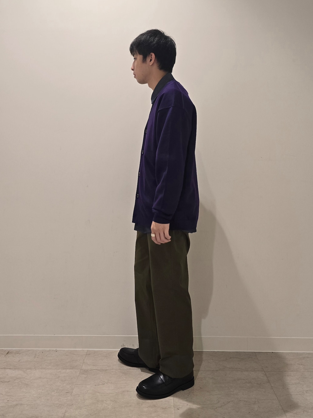 ブルー系のシャツ/ブラウス、パープル系のカーディガン/ボレロ、グリーン系のスラックスを着用したメンズの秋コーディネートの5枚目の写真