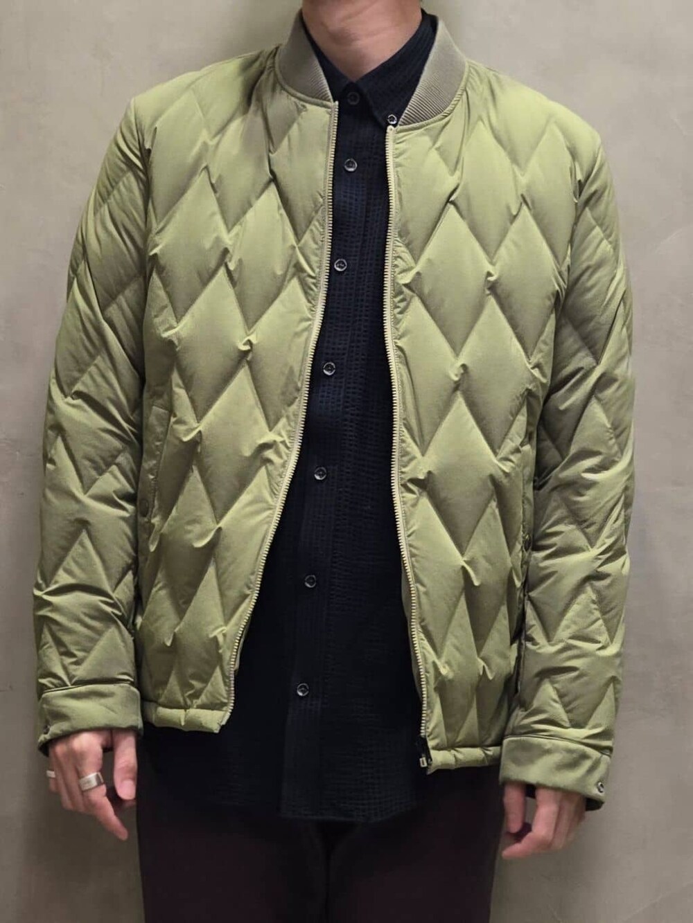 ブルー系のシャツ/ブラウス、レッド系のスラックスを着用したメンズの秋コーディネートの5枚目の写真