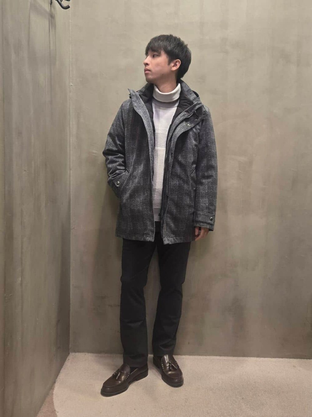 グレー系のブルゾン、グレー系のスラックスを着用したメンズの秋コーディネートの4枚目の写真