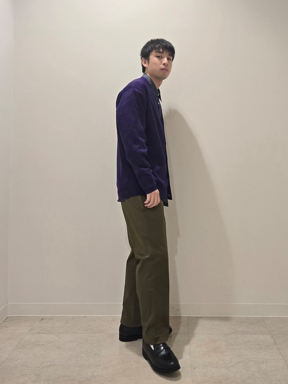ブルー系のシャツ/ブラウス、パープル系のカーディガン/ボレロ、グリーン系のスラックスを着用したメンズの秋コーディネートの3枚目の写真