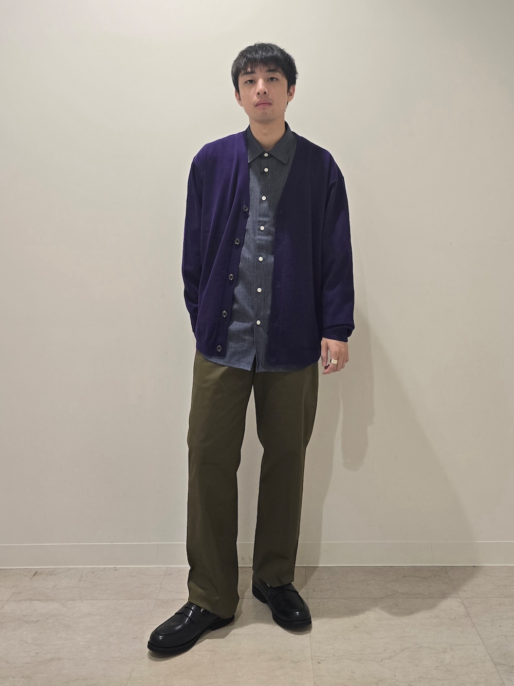ブルー系のシャツ/ブラウス、パープル系のカーディガン/ボレロ、グリーン系のスラックスを着用したメンズの秋コーディネートの7枚目の写真