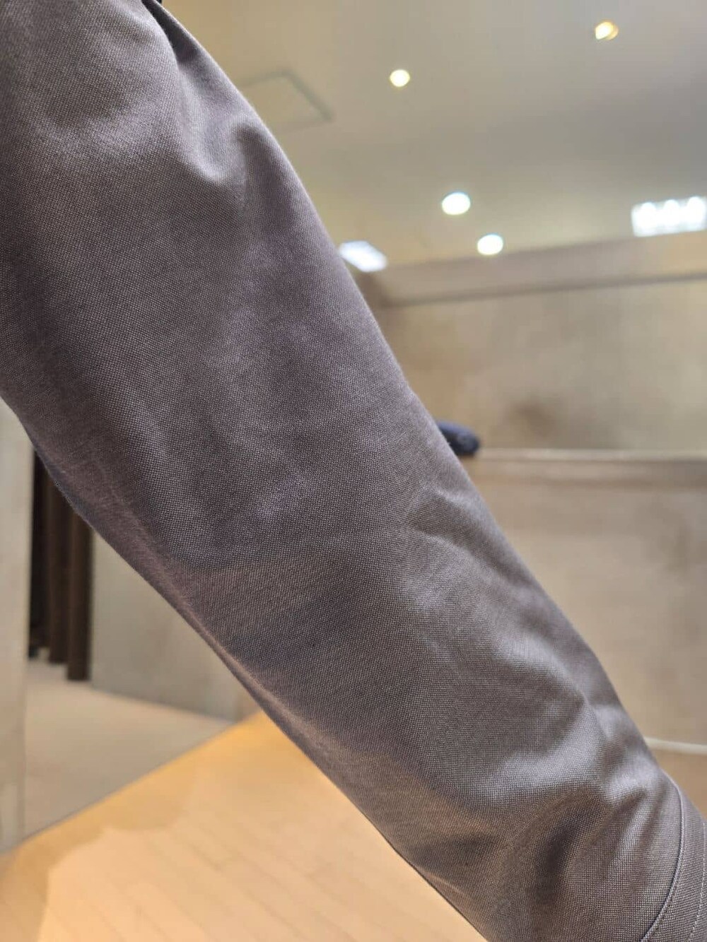ブルー系のスラックス、ブラック系のドレスシューズ、ブルー系のショルダーバッグを着用したメンズの冬コーディネートの10枚目の写真