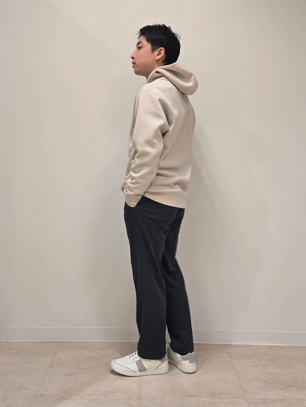 グリーン系のシャツ/ブラウスを着用したメンズの冬コーディネートの10枚目の写真