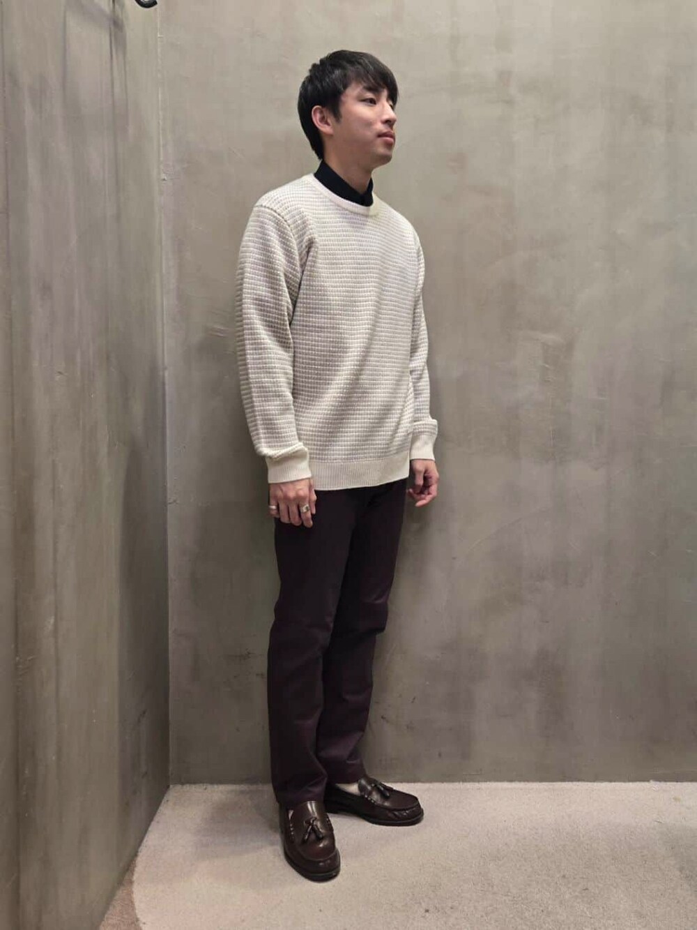 ブルー系のシャツ/ブラウス、レッド系のスラックスを着用したメンズの冬コーディネートの2枚目の写真