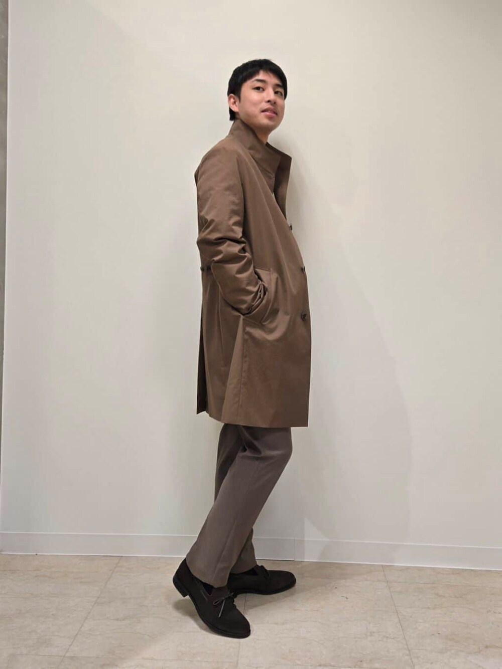 オレンジ系のシャツ/ブラウス、ベージュ系のスラックス、ブラウン系のドレスシューズを着用したメンズの冬コーディネートの2枚目の写真