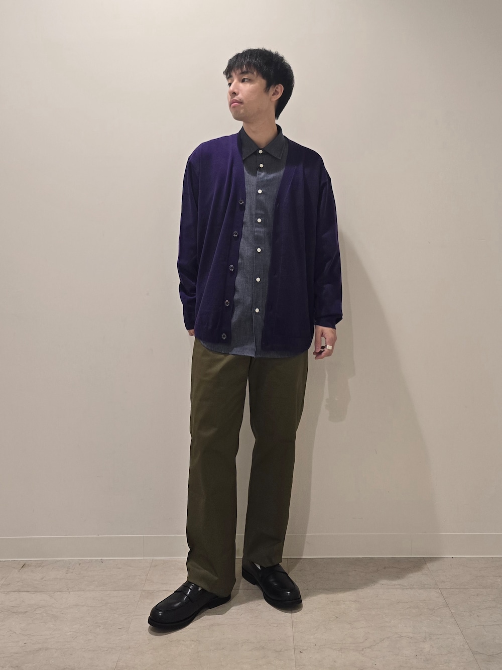 ブルー系のシャツ/ブラウス、パープル系のカーディガン/ボレロ、グリーン系のスラックスを着用したメンズの秋コーディネートの8枚目の写真