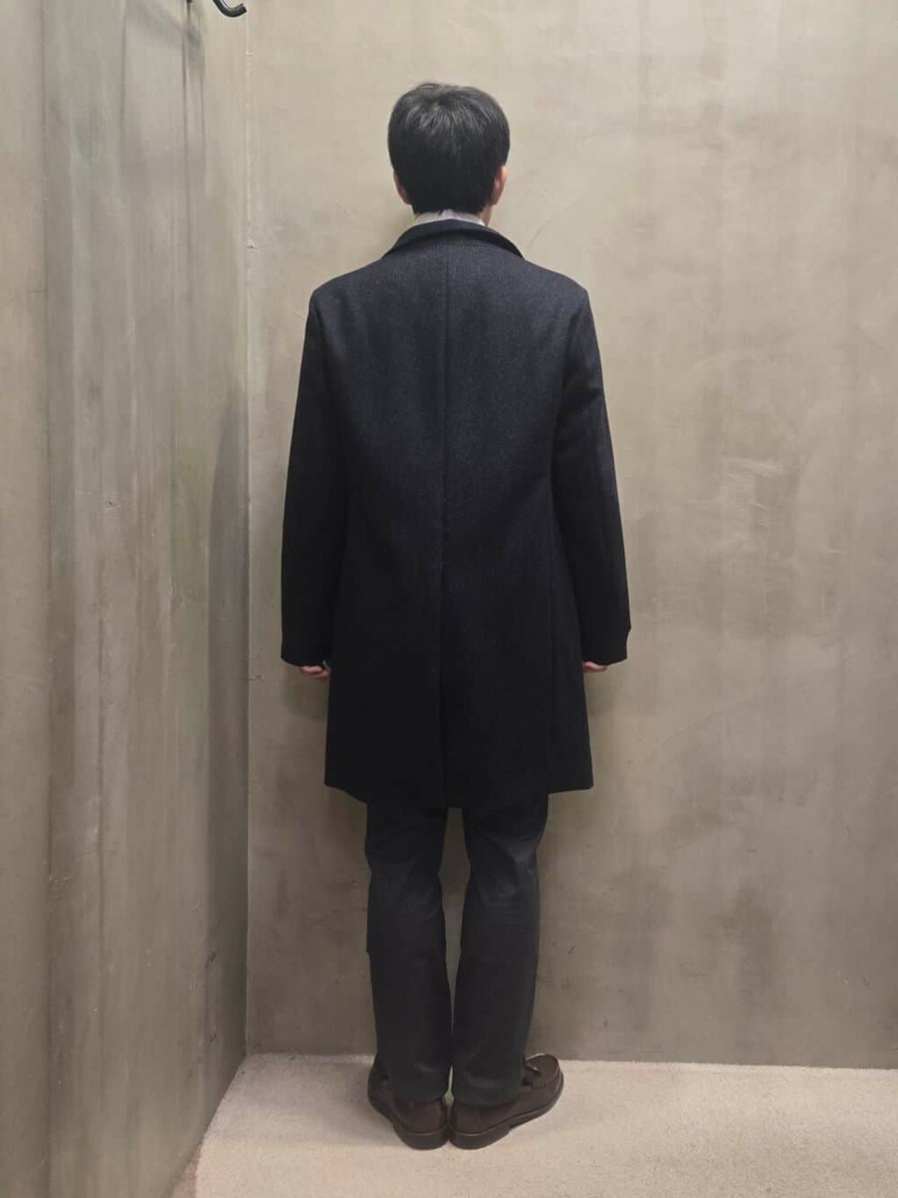 ブルー系のその他アウター、グレー系のスラックスを着用したメンズの秋コーディネートの3枚目の写真