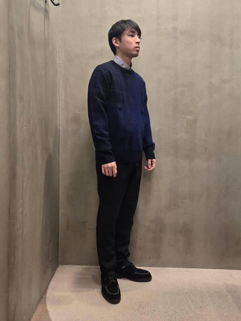 ブルー系のシャツ/ブラウスを着用したメンズの秋コーディネートの2枚目の写真