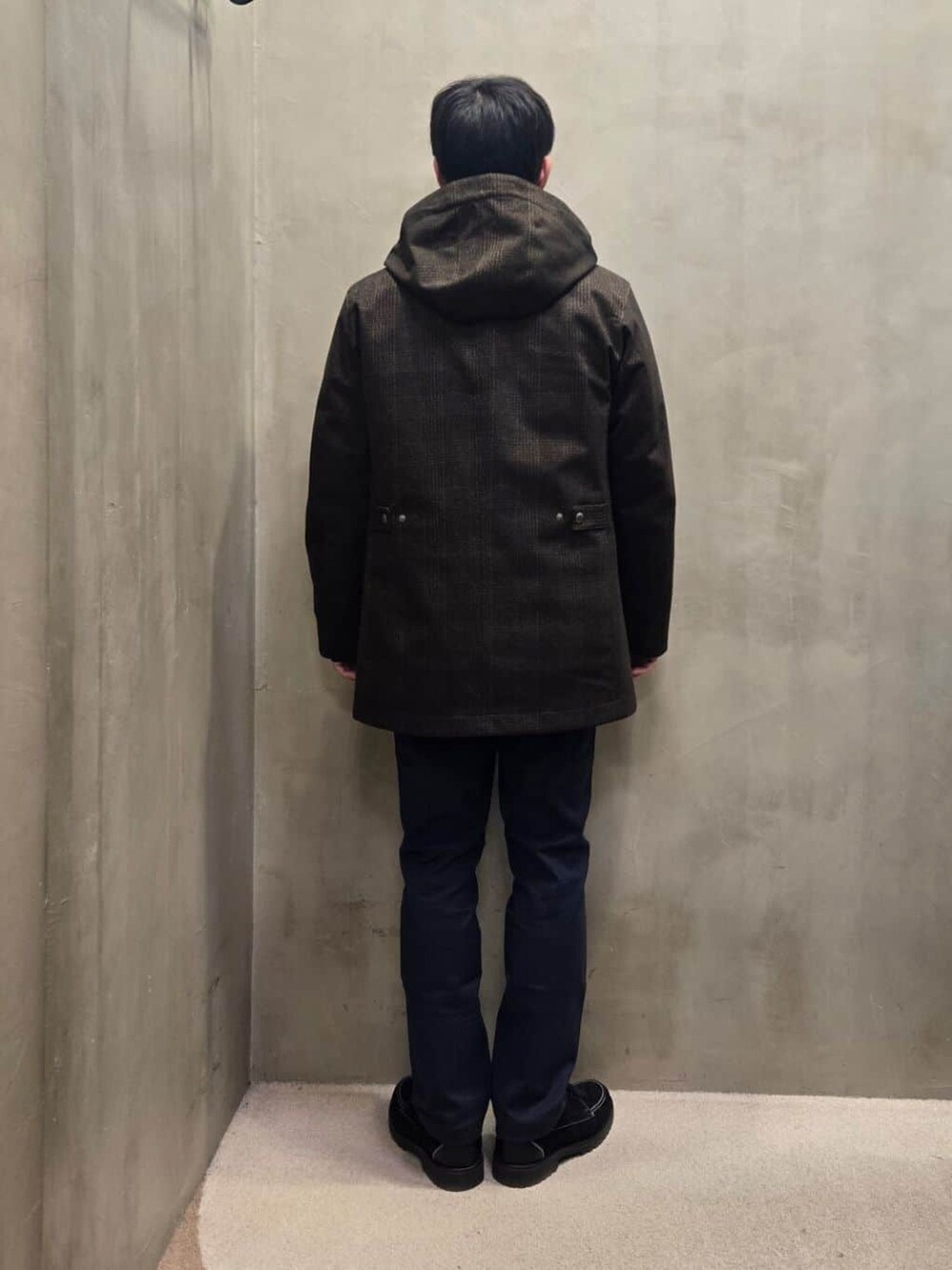 ブラウン系のブルゾン、ブルー系のスラックスを着用したメンズの秋コーディネートの3枚目の写真